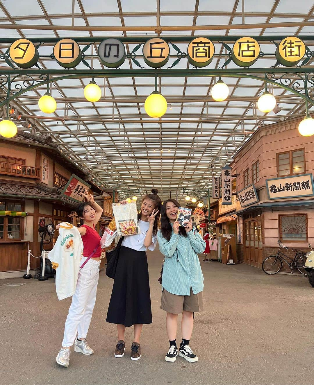 小阪有花（小阪由佳）さんのインスタグラム写真 - (小阪有花（小阪由佳）Instagram)「西武ゆうえんち❤︎自社のタレントと一緒にいきましたー！ 花屋ユウと遊園地いくと楽しさ3倍増し。とりあえず二枚目以降の花屋の顔に注目ね笑。 ゆうみちゃんとは遊園地でも仕事の話。 やりたい役を自分で掴み取った喜びを分かち合えました！  西部ゆうえんちのウルトラマンとゴジラの乗り物はずっと乗れるのと、グッズも可愛かったー！Tシャツ買ったから今度それものせます！  #西部ゆうえんち #せいぶゆうえんち #ウルトラマン #ゴジラ #テーマパーク #都内デート #特撮 #昭和レトロ」9月30日 21時40分 - kosakayuka0627