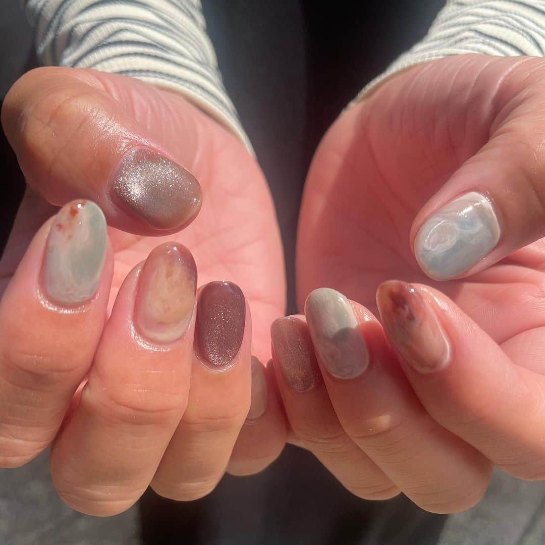 浅野祥代さんのインスタグラム写真 - (浅野祥代Instagram)「📝🤍  いつもありがとう〜🫰 @nails__taya 🌼🌼🌼  今まで1回も剥がれたことないし、 ぷっくりつやつやにしてくれて 嬉しい🤞🤍🤍🤍  いつもみんなに手はでかいけどつめかわいいって言ってもらえる🫠🤍笑  みんなはどれが好き？🤭」9月30日 21時40分 - sakiyo.a526