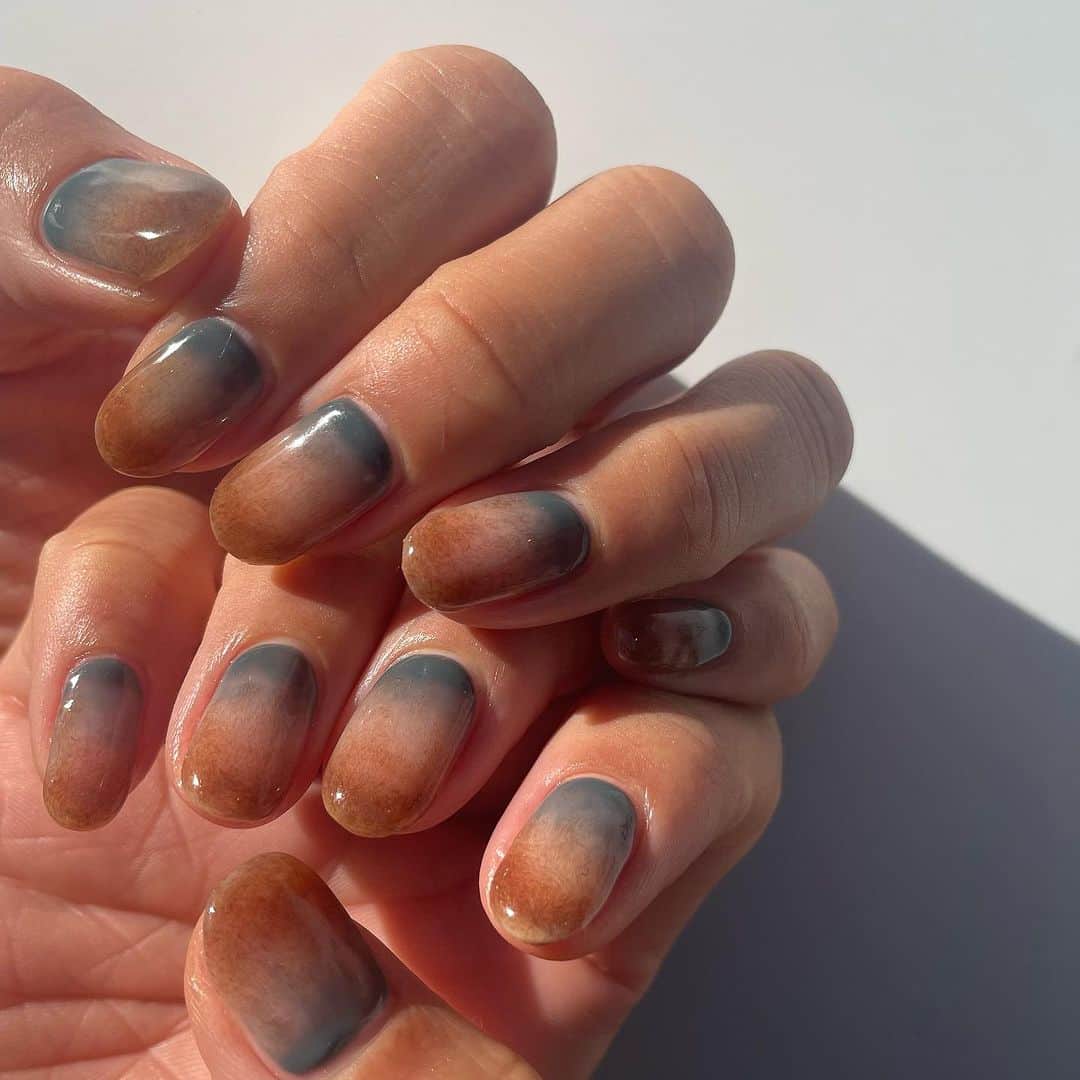 浅野祥代のインスタグラム：「📝🤍  いつもありがとう〜🫰 @nails__taya 🌼🌼🌼  今まで1回も剥がれたことないし、 ぷっくりつやつやにしてくれて 嬉しい🤞🤍🤍🤍  いつもみんなに手はでかいけどつめかわいいって言ってもらえる🫠🤍笑  みんなはどれが好き？🤭」