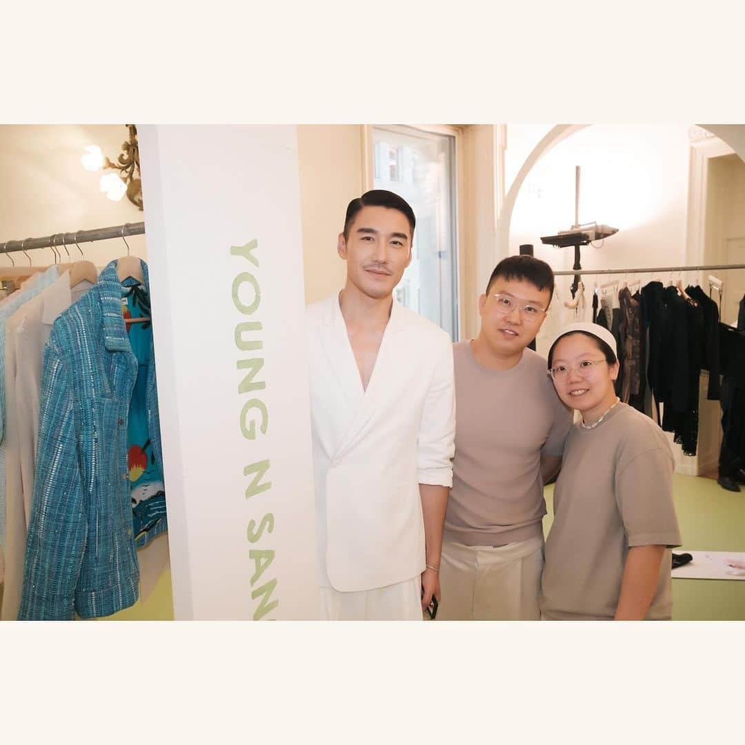 フー・ビンさんのインスタグラム写真 - (フー・ビンInstagram)「The timeless fashion capital welcomes the new generation of designers. They bring fresh perspectives and innovation, and our goal is to ushering in a new era of fashion together. 🌆✨ #MilanFashionWeek #NewGenDesigners #FashionHub  在这所永恒的时尚之都，我们一起欢迎新一代设计师。他们带来新的视角和创新，希望未来与他们一起前行，共同开启时尚的新纪元。🌆✨」9月30日 21時41分 - hubing