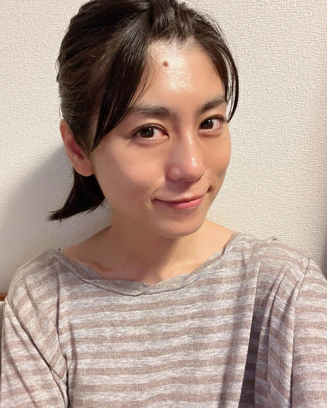 芳野友美のインスタグラム：「なんか#ポニーテール の毛先が#アニメの髪型 みたいなシルエットになった（笑） 　 明日からいよいよ#秋のG1レース がスタートです☺︎ まずは#スプリンターズS 。 毎度言ってるけど難しい・・・ 個人的直観は#メイケイエール ♪ また強い姿を見たい！！ 　 ただ考える程に魅力的な馬がたくさん出てきまして、相変わらずの#優柔不断発症 です。 皆さんの予想はどうなってますかねー？ 　 そしてもう一つ楽しみなのが#凱旋門賞 ！！！！！ 今年の日本馬は#スルーセブンシーズ が出走です🐴 悲願の勝利は見られるのか？！ 頑張れーーー♪」