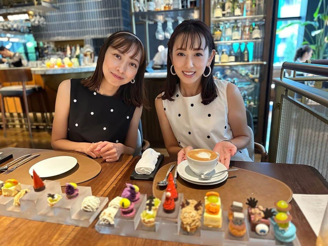 中西麻里衣さんのインスタグラム写真 - (中西麻里衣Instagram)「9月も終わりだ〜。  卓球大会に運動会も終わり、もっぱら子供の習い事で悩む日々です😀  そんな中先日キンプトンのハロウィン🎃アフタヌーンティーへ🫖9月は天使がテーマ👼✨　  友達と色違いワンピで食べに行きました！ モンブランとシャインマスカット。どちらも好き🤭  10月は悪魔らしい。またいこー😈」9月30日 21時44分 - 87marii