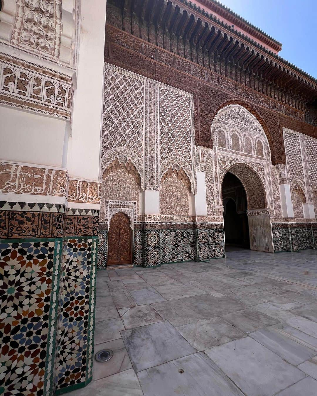 Wanda Grandiさんのインスタグラム写真 - (Wanda GrandiInstagram)「Medersa Ben Youseef 🇲🇦♥️   É impossível não se encantar com essa que já foi a maior escola islâmica do norte da África. Cores, formas e relevos! Tudo incrível ♥️」9月30日 21時45分 - wangrandi