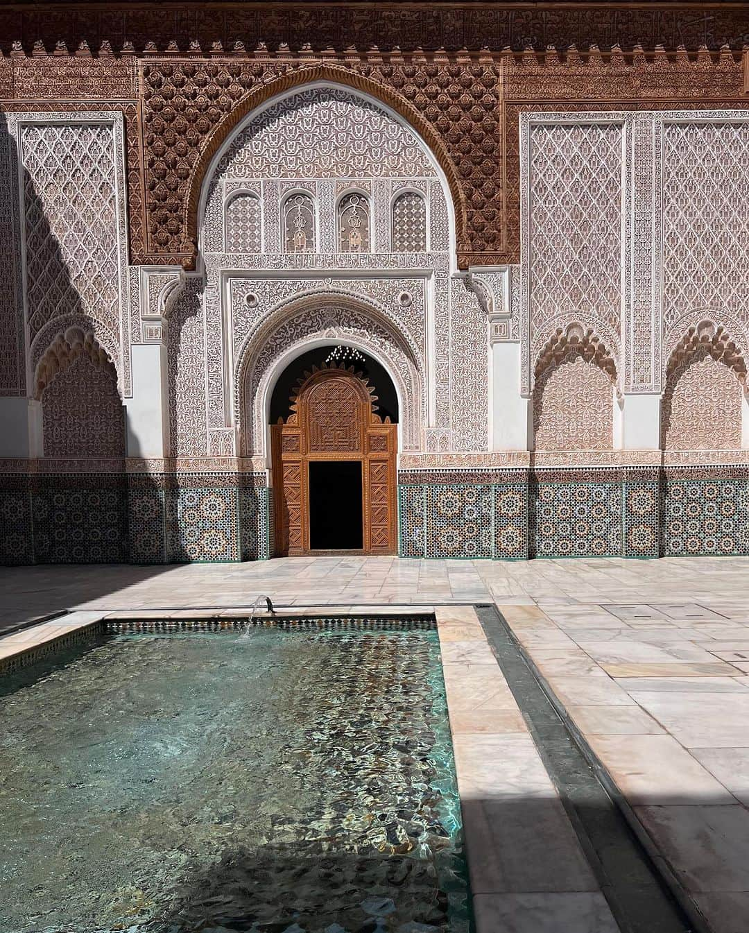 Wanda Grandiさんのインスタグラム写真 - (Wanda GrandiInstagram)「Medersa Ben Youseef 🇲🇦♥️   É impossível não se encantar com essa que já foi a maior escola islâmica do norte da África. Cores, formas e relevos! Tudo incrível ♥️」9月30日 21時45分 - wangrandi