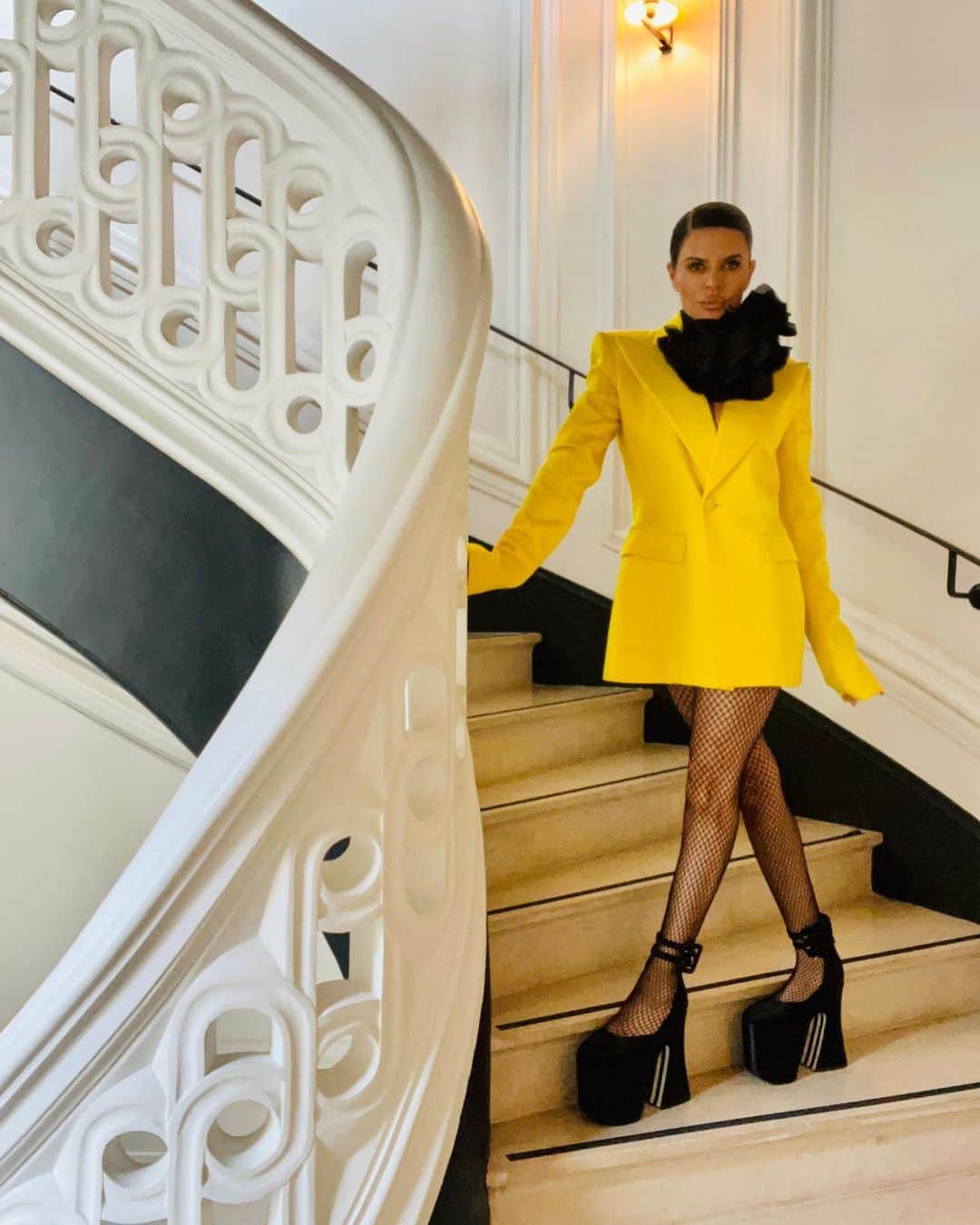 リサ・リナのインスタグラム：「It’s very Very chic at @maisondelano 💛」