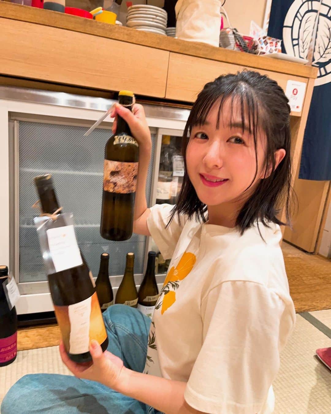 茅野愛衣のインスタグラム：「おとなの週末おふしょっと🍾  9月が終わってしまう！ 滑り込みだ〜〜い！🏃‍♀️💨  こちら本誌でも語ってました、お気に入りのれもんじゃです🍋 ワインにも合う面白いもんじゃも多くて、メニューを制覇するのはなかなか骨が折れそう…！ お店に置いてる駄菓子も、懐かしいものが多くて楽しいです（茅）」
