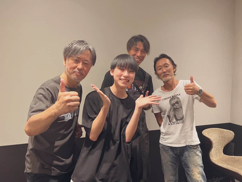 石橋陽彩のインスタグラム：「Do As Infinityさんの24周年ライブに行ってきました！！ 24周年おめでとうございます！！🎉  セトリがもう大好きな曲ばかりで、終始ずっとニマニマしながら楽しんでました！！  ライブ後に亮さん、nukumoriでお世話になった高瀬さん、シュウゴさんとパシャリ！！📸  亮さん！！今度4人でセッションしたいです〜！！😚」