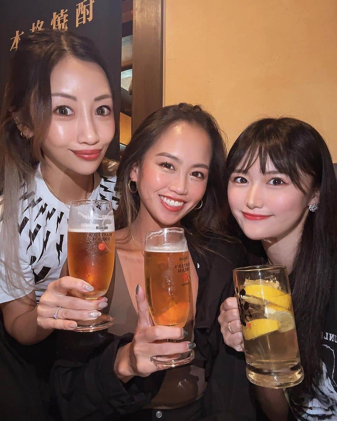 YAMADAARISAさんのインスタグラム写真 - (YAMADAARISAInstagram)「四街道へようこそ🥰  @yukipi_pipipi  @natsuha_chan   ゆきぴとなっちゃんが 東京から四街道に来たよぉ〜🚃✨  お泊まりできる〜ってなると 時間忘れて楽しめるから カラオケまで行って全力で楽しんだっ🥰🎤 そんなに歌ってないくせに 全力で動きすぎて 朝を迎えたときはみんなして 筋肉痛だったよ🤫🤫🤫笑  2人が四街道を気に入ってくれて、 私のパパとも仲良くなってて嬉しかった🤭❤️  またいつでも四街道来てね🫶 女子ゴルフ⛳️予定の前日は これがルーティンになりそうな予感😉✨  4枚目の 蛤の酒蒸しとなっちゃんに手を添えるゆきぴ この写真のなっちゃん可愛くてお気に入り📸  6枚目は アンパンマンチョコ食べてる動画😂  スワイプして最後までご覧下さいww  #ゴルフ女子 #女子ラウンド #ゴルフ仲間 #福岡女子 #青森女子 #出身 #みんなバラバラ #出会いに感謝 #気の合う仲間 #前泊 #千葉へようこそ #いらっしゃい #四街道 #四街道グルメ #かわらや #おすすめ居酒屋 #蛤の酒蒸し #ポテチ映え #女子会 #女子飲み #ローカル #カラオケで #全力で楽しむ #次の日は筋肉痛 #最高かよ😂 #アンパンマンチョコ #飲んだあとの甘いもの #チョイスが絶妙 #楽しかった思い出 #思い出グラム」9月30日 21時48分 - _arisaru73_