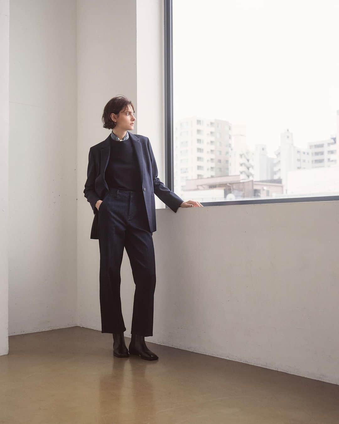 Theory luxe official account.のインスタグラム：「［COZY ELEGANCE］  ジャケット×デニムで叶えるネオクラシカルなMIXスタイル  オーソドックスなノッチドラペルのテーラードジャケット。 計算されたカッティングとウエストのダーツにより、立体感のあるシルエットと細見えを両立。  ベーシックなニットとトラウザータイプのデニムパンツを合わせ、オールネイビーでシックに。 スカーフを首元に添えれば、カジュアルとは一線を画したオーセンティックなムードが漂う大人のデニムスタイルが完成。  #theoryluxe #セオリーリュクス #ジャケットコーデ #パンツスタイル #ワントーンコーデ」