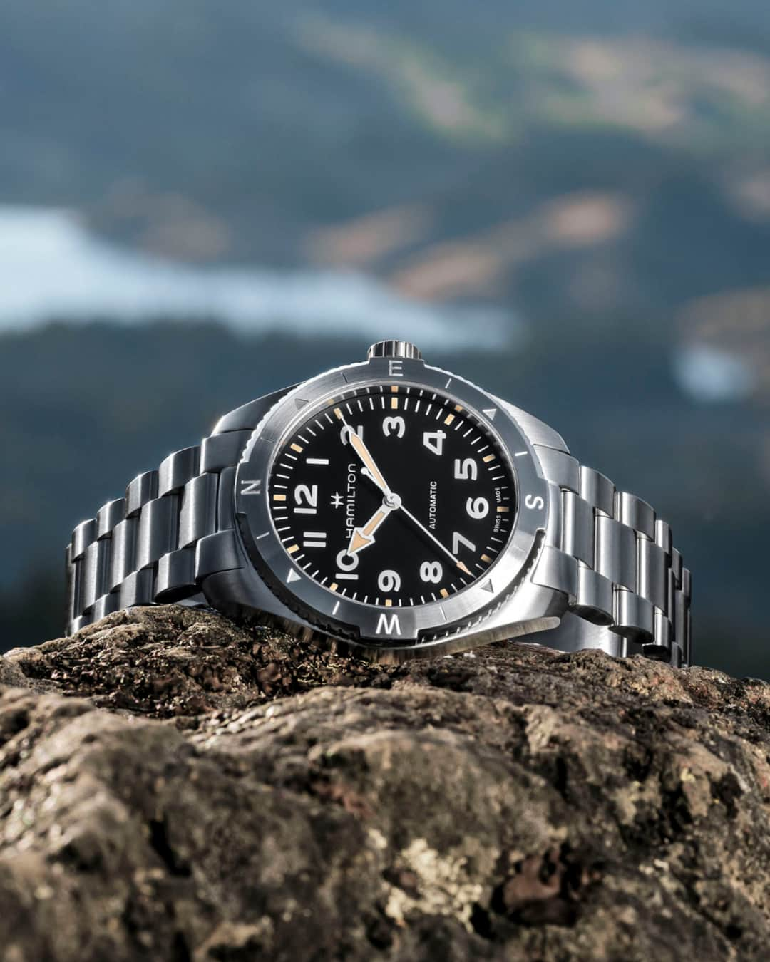 Hamilton Watchのインスタグラム：「Lead the expedition. Combining the best that the Khaki Field collection offers, the Khaki Field Expedition is your ultra-reliable tool when conquering the grandest summits.  #hamiltonwatch #stepoutside #expedition #new #adventureawaits」