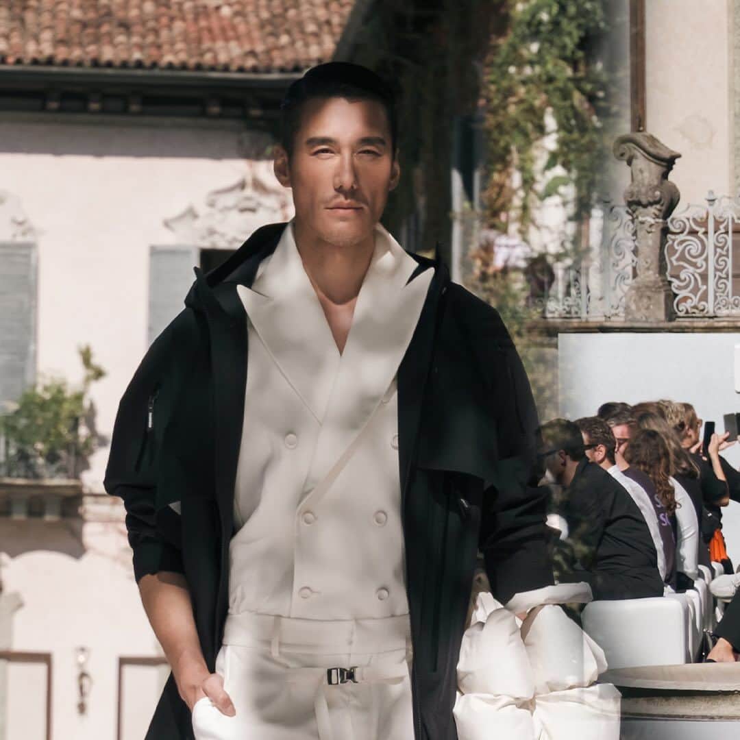 フー・ビンのインスタグラム：「Put on Bosideng and show the endless charm. #bosideng #bosidengitaly  穿上波司登，展现无尽风采。」