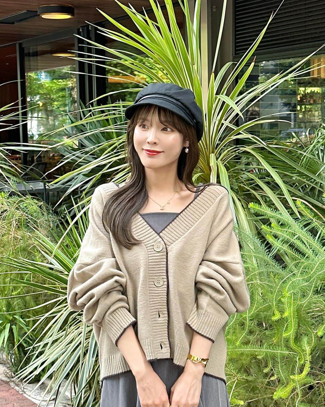 磯田 ひかる(Hikaru Isoda) のインスタグラム：「こんばんは♡ 週末ですね〜🫶🪽 相変わらず暑いですね😭  この日はキャミワンピにカーディガンを羽織った秋コーデ🍁  ポイントでキャスケットを被ったよー🫰  【着用アイテム】 Tops @classicalelf_official  パイピング配色オーバーニットカーディガン ベージュ S ¥2,999税込  Dress @grl_official  ベルト付きフレアキャミワンピース[ai30] カラー :グレー サイズ :M 価格 :¥1,299(税込)  Hat @ca4la_official  Bag @chanelofficial   ------------------------------ picaru：162cm / 骨格ウェーブ 1st ブライトスプリング 2nd ブライトサマー  大人可愛いスタイルアップコーデ ヘアメイクを合わせた トータルスタイリングを提案🤍  不定期にストーリーで ファッションお悩み相談募集中🥰 ------------------------------  他の投稿を見る→【@picaruuu】」