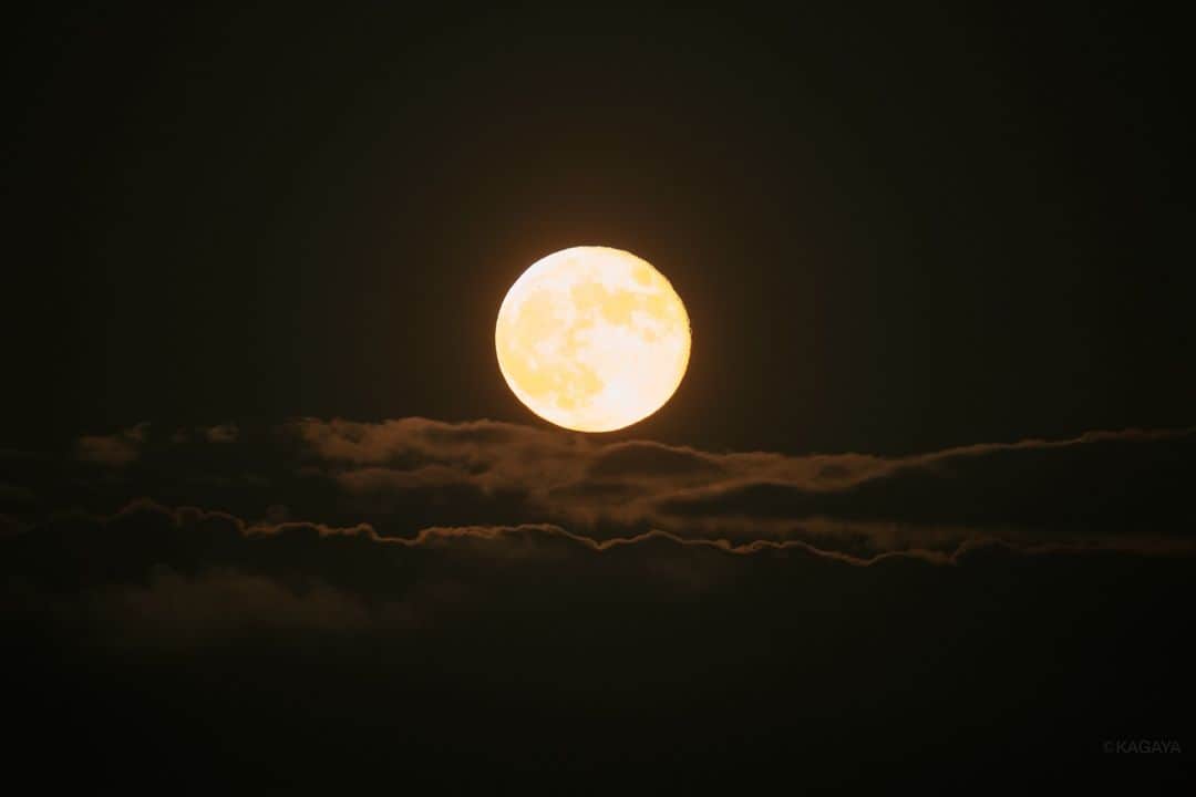 KAGAYAさんのインスタグラム写真 - (KAGAYAInstagram)「花火が始まると同時に、十六夜（いざよい）の月が海の向こうに昇ってきました。 花火は月に見守られて華やかに夜空を彩りました。 （先ほど茨城県大洗にて撮影） 今日もお疲れさまでした。  #花火 #moon #中秋の名月 #大洗 #茨城 #お月見 #sonyalpha #α7rv」9月30日 21時56分 - kagaya11949