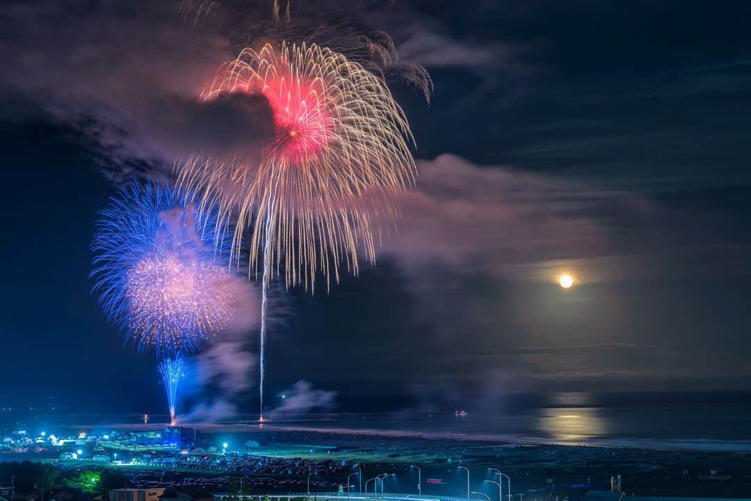 KAGAYAのインスタグラム：「花火が始まると同時に、十六夜（いざよい）の月が海の向こうに昇ってきました。 花火は月に見守られて華やかに夜空を彩りました。 （先ほど茨城県大洗にて撮影） 今日もお疲れさまでした。  #花火 #moon #中秋の名月 #大洗 #茨城 #お月見 #sonyalpha #α7rv」