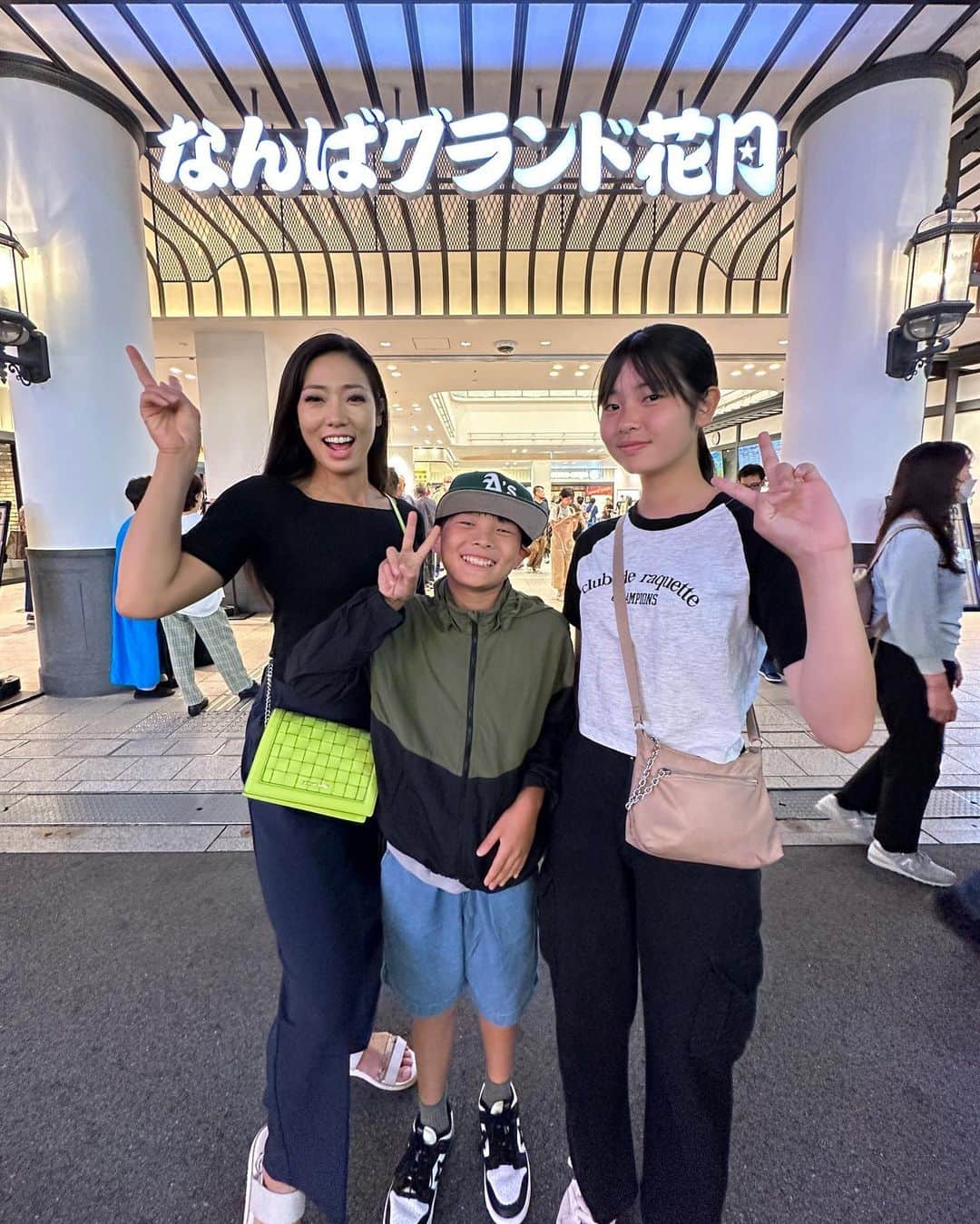 YumeFitのインスタグラム：「. . 私の母校で息子の運動会がありました🏃‍♂️ 子供達が走っている姿を見て 私もここで運動会の練習を していた頃を思い出しました🍂  夕方からはずっと楽しみにしていた 吉本新喜劇と漫才を観に行ってきました✨ めっちゃ笑ってお腹が痛い😆 やっぱりプロはおもしろい！  ステージのジャンルは違うけど 舞台に立つプロの方々のパワーは とても勉強になりました🥳  もっと意識を高める為に これからは色々なジャンルのステージも 観に行きたいと思います💃🏼」