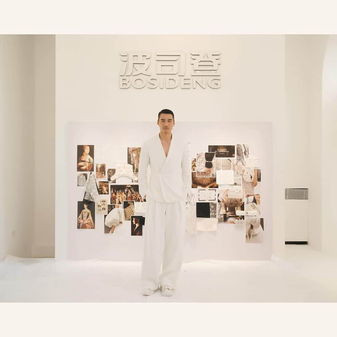 フー・ビンさんのインスタグラム写真 - (フー・ビンInstagram)「Lightness, Find inner peace in the freedom of weightlessness. #bosideng #bosidengitaly  在自由的轻盈中，找到内心的宁静。」9月30日 21時58分 - hubing