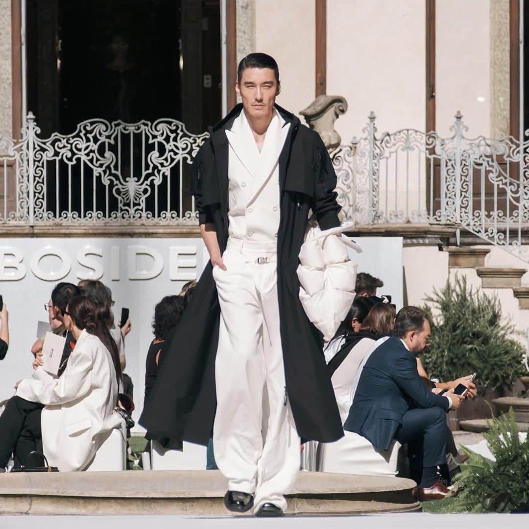 フー・ビンのインスタグラム：「Black and White Forever, Classic colors that never go out of style. #bosideng #bosidengitaly  黑白永恒，经典的色彩，永不过时。」