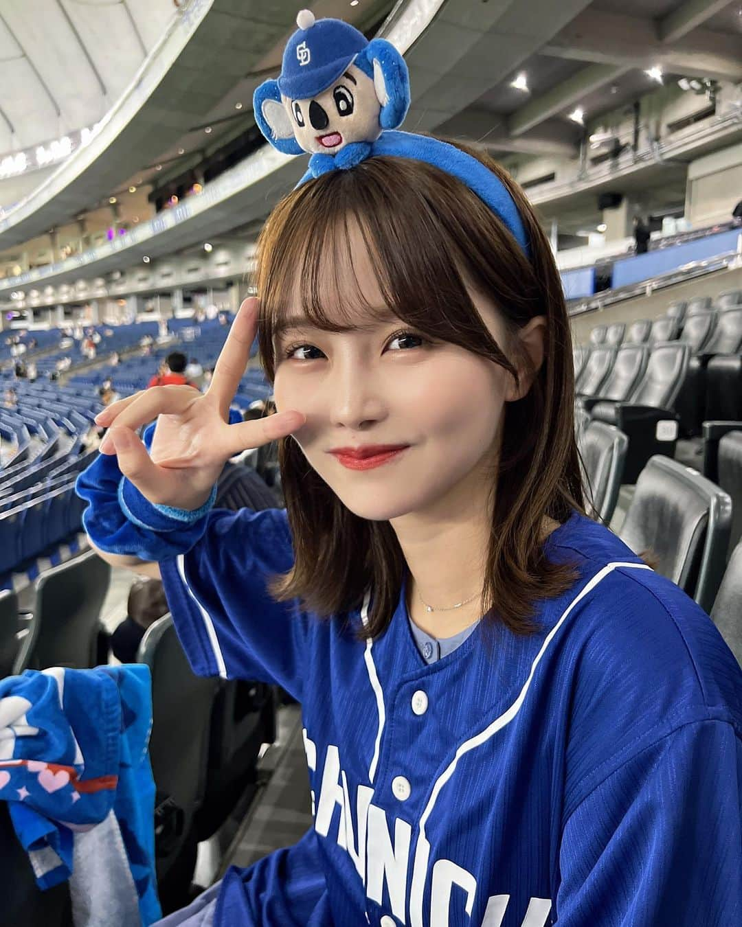 吉田恵美のインスタグラム：「東京ドームよりどらほーーー！！！！！ 石橋選手のホームラン、どえりゃあこっちゃ！！！！！  チュニドラたまらん！！！！沼！！  今シーズンの現地観戦は今日がラストでしたが、 来シーズンもしっかり応援します🐨  (最後は試合前に大城選手のサインボールをゲットして全然戦う顔できていない写真)  #中日ドラゴンズ #dragons #東京ドーム」