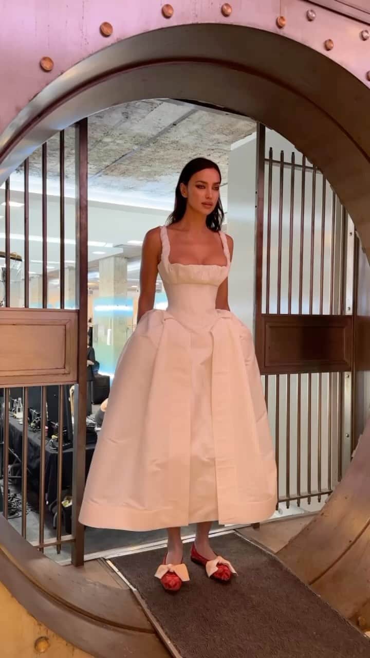 のインスタグラム：「De @irinashayk desfilando a @pamelaanderson en el ‘front row’: así ha sido el desfile de @ndreaskronthaler para @viviennewestwood ✨ ▪️Vídeos: @rachelraudenbush」