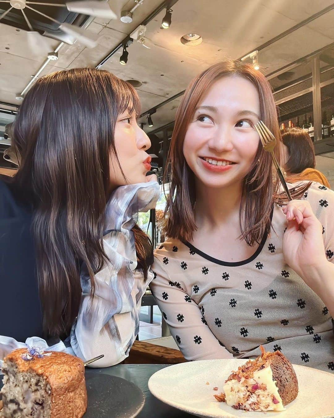 小島梨里杏さんのインスタグラム写真 - (小島梨里杏Instagram)「👽🩻🤎  one of my hobbies is eating as much as i want~~~ I'm sure Yurina is too.←道連れ🫰🏻笑  今日はヘルシーにしました たぶん🥢」9月30日 22時09分 - r_riria