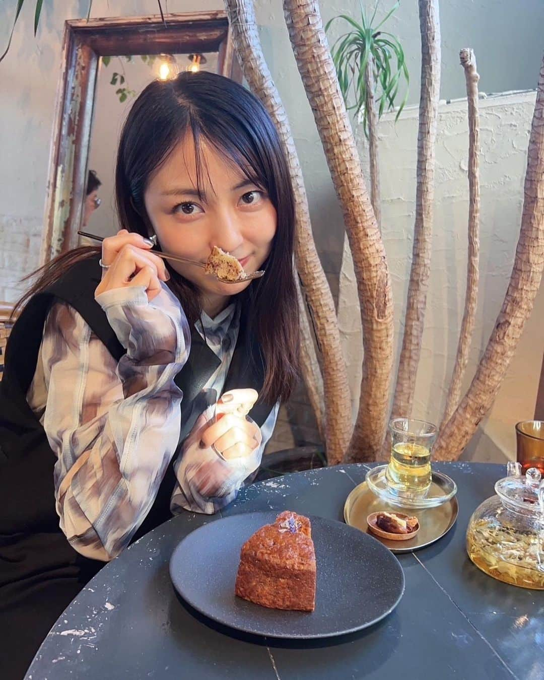 小島梨里杏のインスタグラム：「👽🩻🤎  one of my hobbies is eating as much as i want~~~ I'm sure Yurina is too.←道連れ🫰🏻笑  今日はヘルシーにしました たぶん🥢」