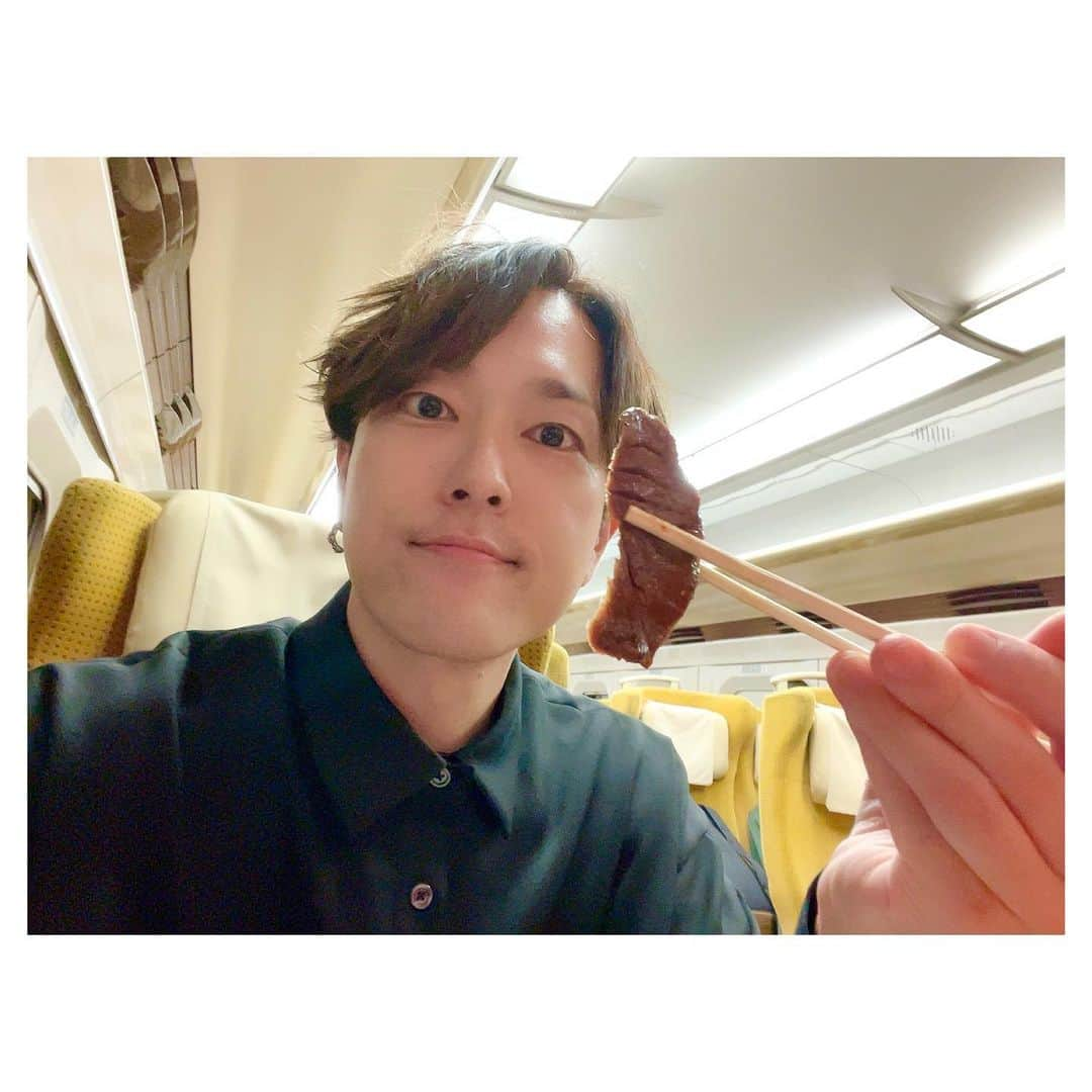 高木俊さんのインスタグラム写真 - (高木俊Instagram)「マモのLiveを観に仙台へ✨仙台の滞在時間5時間でしたが、Liveも楽しかったし、帰りの新幹線で牛タン食べれて、幸せです😆 #宮野真守  #仙台  #牛タン」9月30日 22時02分 - t.shunly