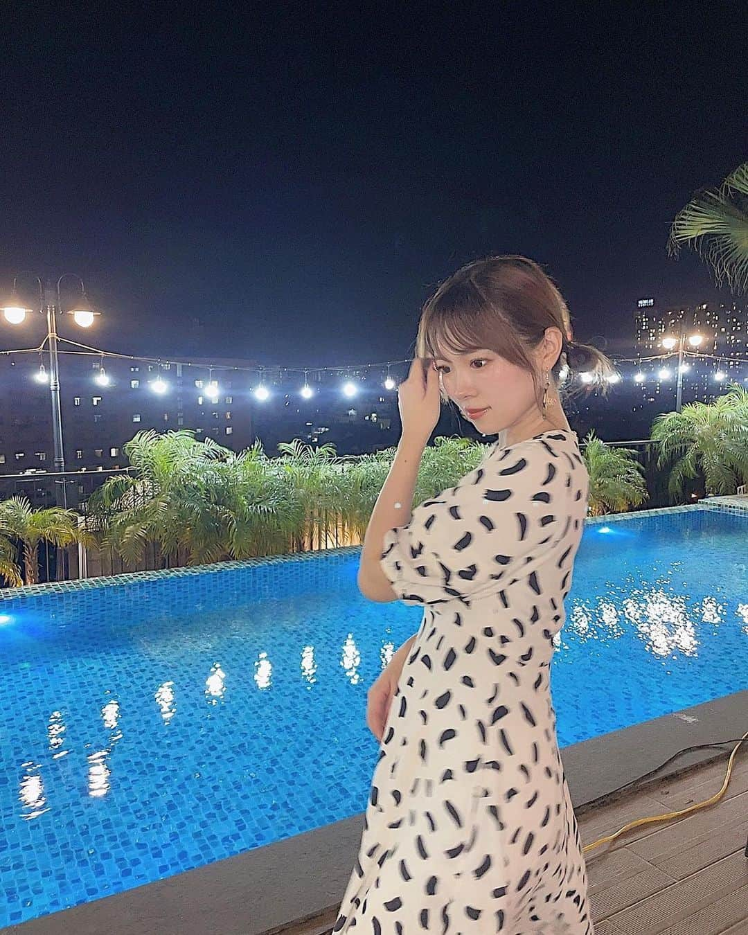 橋本紗奈のインスタグラム：「プール付きルーフトップバーで姉とお酒を飲みました🍹 . . 麦わら帽子のピアスがお気に入り👒ˎˊ˗ . . #ハノイ #ハノイ生活 #ハノイ旅行 #ハノイホテル #ベトナムホテル #ベトナム旅行 #ベトナム料理 #ベトナム雑貨  #Vietnam #việtnam #vietnamtravel #vlog #vietnamtrip #女子旅 #女子旅行 #asiagirl #japan #japantravel」