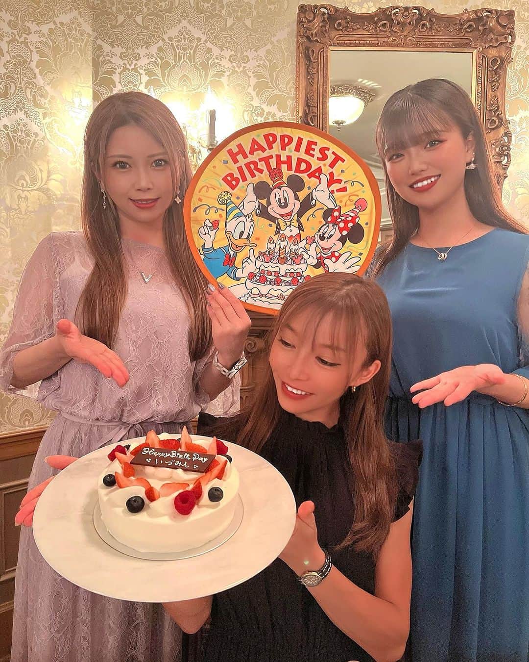 のインスタグラム：「𝐌𝐲 𝐁𝐢𝐫𝐭𝐡𝐝𝐚𝐲 🎼.•*  また一つ歳を重ねました𓈒𓏸 今年も大切な家族にお祝いしてもらえて 幸せな時間だった🫶  ありがとう♡ ． ． ． ． #Mybirthday #誕生日 #Disneyland #Disney #ディズニーディナー #Disneydinner #familyDAY #thankyou #happyDAY #ありがとう」