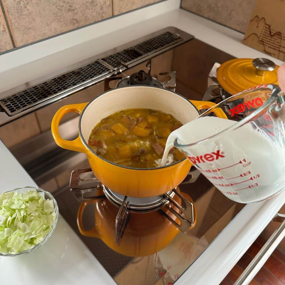 Tesshiさんのインスタグラム写真 - (TesshiInstagram)「サラサラさつまいもミルクスープで朝ごはん Sweet potato milk soup for breakfast #yummy #homemade #healthy #soup #sweetpotato #milk #veggies #breakfast #おいしい #スープ #さつまいも #牛乳 #朝ごはん #マカロニメイト #フーディーテーブル #手作り  オリーブオイル大2、玉ねぎ1/4個、お好みでにんにく1かけ、ベーコン40g、きのこひとつかみ、さつまいも200g〜、コンソメ1個、水1カップ、牛乳1カップ、最後にキャベツ1〜2枚、塩胡椒など 2 tbsp olive oil, 1/4 onion, 1 clove garlic, 40g bacon, a bunch of Shimeji mushrooms, 200g~ sweet potato, 1 stock cube, 1 cup water, 1 cup milk, 1~2 cabbage leaves, salt and pepper…  仕上げにさつまいもを全部潰すと、もったりポタージュになります🤤もったり？サラサラ？どっち派？」9月30日 22時04分 - tmytsm