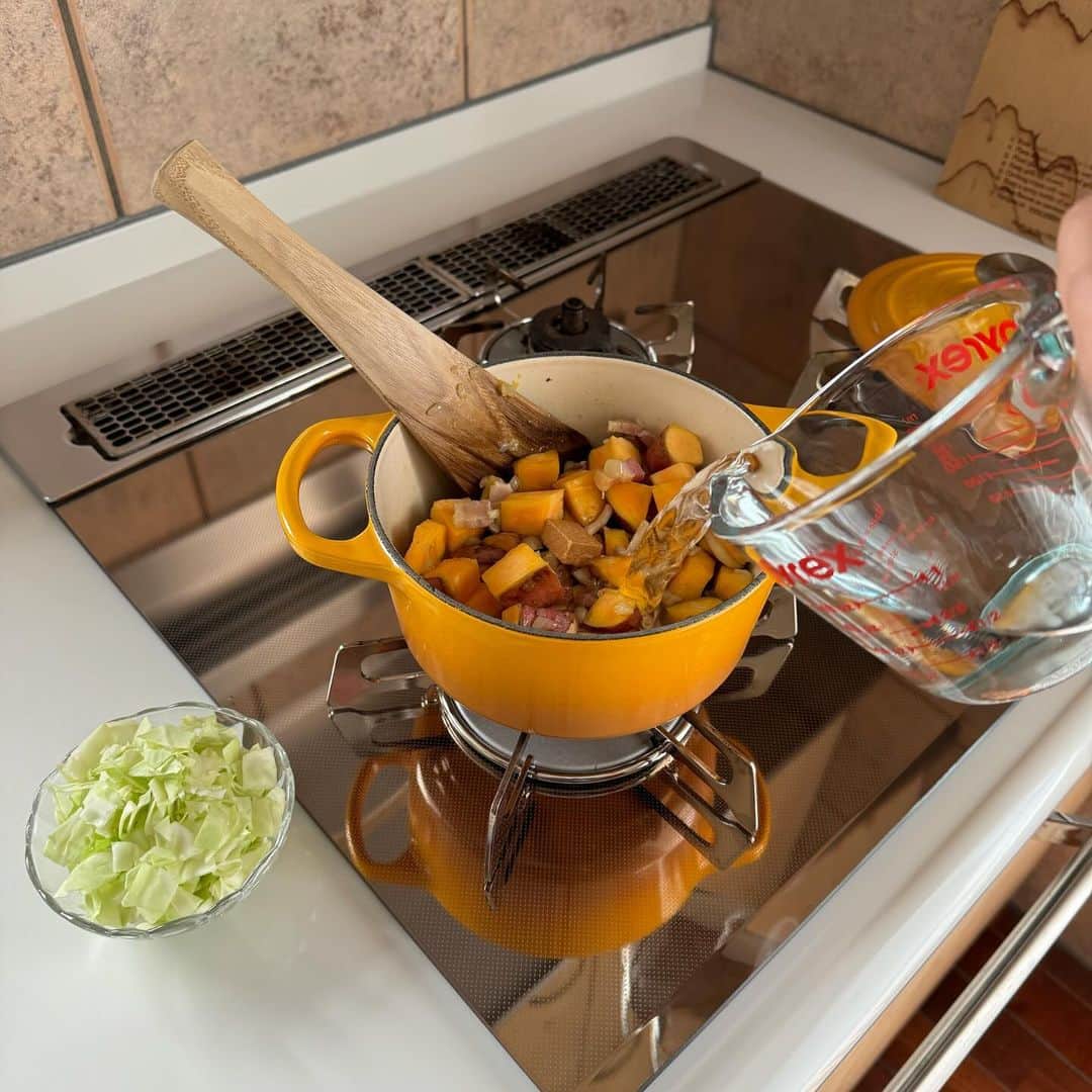 Tesshiさんのインスタグラム写真 - (TesshiInstagram)「サラサラさつまいもミルクスープで朝ごはん Sweet potato milk soup for breakfast #yummy #homemade #healthy #soup #sweetpotato #milk #veggies #breakfast #おいしい #スープ #さつまいも #牛乳 #朝ごはん #マカロニメイト #フーディーテーブル #手作り  オリーブオイル大2、玉ねぎ1/4個、お好みでにんにく1かけ、ベーコン40g、きのこひとつかみ、さつまいも200g〜、コンソメ1個、水1カップ、牛乳1カップ、最後にキャベツ1〜2枚、塩胡椒など 2 tbsp olive oil, 1/4 onion, 1 clove garlic, 40g bacon, a bunch of Shimeji mushrooms, 200g~ sweet potato, 1 stock cube, 1 cup water, 1 cup milk, 1~2 cabbage leaves, salt and pepper…  仕上げにさつまいもを全部潰すと、もったりポタージュになります🤤もったり？サラサラ？どっち派？」9月30日 22時04分 - tmytsm