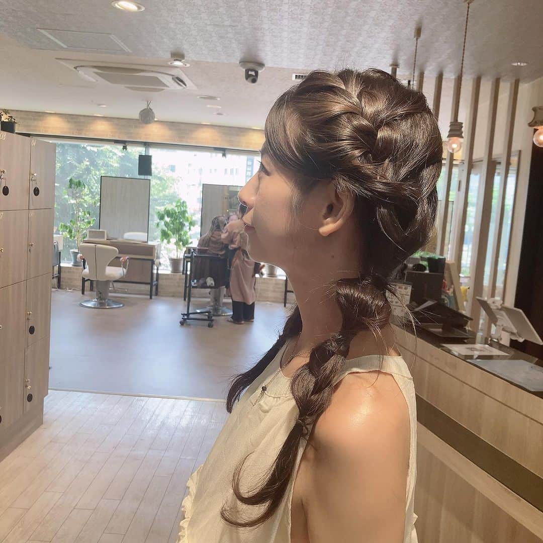 小阪有花（小阪由佳）さんのインスタグラム写真 - (小阪有花（小阪由佳）Instagram)「前にEARTH 東神奈川店で、夏らしい可愛い髪型にして欲しいってお願いして、三つ編みかお団子で希望したら、めっちゃ可愛くしてもらった写真を今更だす🥺  @earth_h_kanagawa ありがとうございます！！ ショートもいいなと思うけど、髪型アレンジしてもらえた時、やっぱりロングいいな！と思います！ EARTH 東神奈川店は髪質改善がとにかくおすすめ！髪の毛の人生が変わるよー！  #EARTH #東神奈川店 #アレンジヘア #髪質改善 #みつあみアレンジ #みつあみ」9月30日 22時05分 - kosakayuka0627