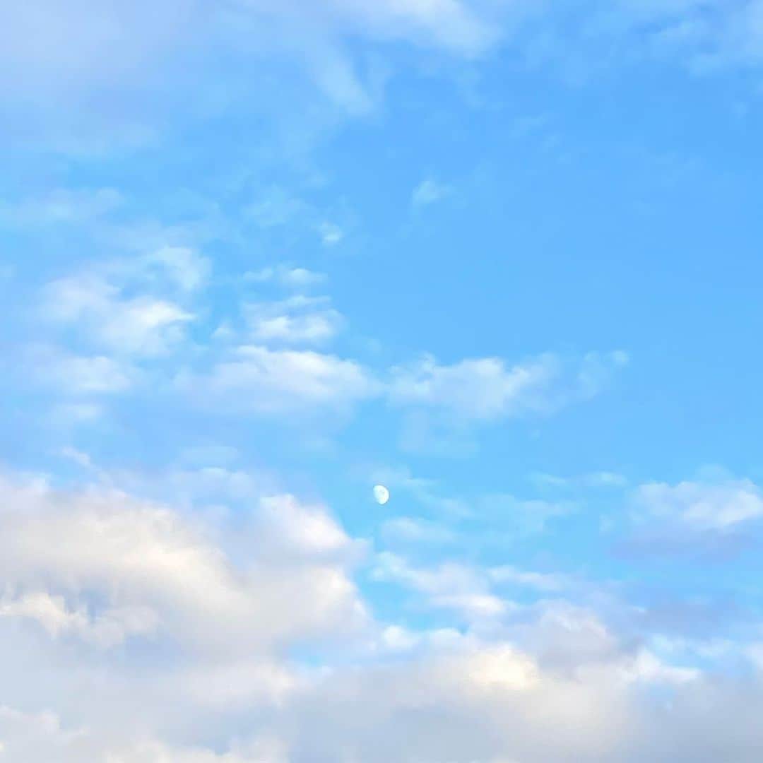 miriishiiのインスタグラム：「✨ ⁡ 1 : 4 days before the full moon in Okinawa 2-3 : the full moon on Sep 29th × 中秋の名月 ⁡ one of the beautiful charm from the universe🌝🌌 ⁡ —— ⁡ 新たな「城」を築く為に 今居る「城」を出る必要があったり 今居る「城」を一度更地に戻す必要があったり。 ⁡ 磨いたら「宝石」になるものを 改めて手持ちのものから見つけ出したり。 ⁡ 大切な存在との適切な距離や、 愛情のバランスを模索したり。 ⁡ 自分に合う「幸せ」な生き方を 改めて自分の胸に問い直したり。 ⁡ そういった展開が、 この9月に起きた方もいらっしゃるでしょう👐 ⁡ ⁡ 沢山悩んで、沢山葛藤して、 時には涙を流した日もあるかもしれませんが、 正面から自分の人生に向き合った時間は、 必ず、未来の自分の糧になります。 ⁡ ⁡ ９月の日々は、ちゃんと １０月にバトンを渡してくれたはず🏃‍♀️ 大丈夫です。 不安は手放し、未来を信じましょう🌈 ⁡ そして、欲しい未来がやってくるよう 積極的に行動していきましょう。 ⁡ ⁡ 思考と行動が、現実をつくるのです🌏 ⁡ ⁡ ⁡ ⁡ #全文はnoteの最新の記事からどうぞ！ ハイライトの「読んでね🤍」から記事に飛べます◎ #miriishii #mywords #photobyme 🤳」