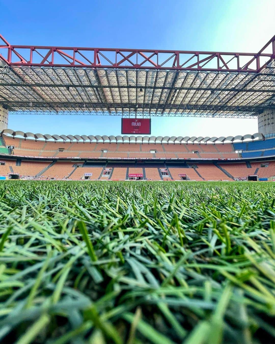 SSラツィオのインスタグラム：「🏟️  San Siro is all set  #MilanLazio #CMonEagles 🦅」