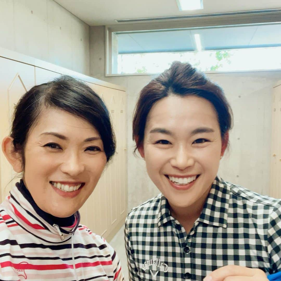 生島早織のインスタグラム：「昨日は⛳️  宝塚⛳️でプロアマのお仕事をさせて頂いたのですが・・・  10年ぶりかなぁ〜  もっとかな？  ソヒに会えた〜😍  現在3人の子供を育てながら今年ゴルフのお仕事に復帰⛳️😃  久々すぎて〜🥹  スイングも昔と変わってなかった😆  きっとまた会えるね😍  この日は、私はうっかりドレスコード的にNGなウエアを着ていて、ロッカーに着いてから思い出し、翌日着る予定だったウエアとチェンジすると言う失態😅 まー自分で気付いただけマシ⁉️😅  宝塚⛳️は写真の7分パンツ🩳🆖なんです〜  その他、スカート丈やレッグウォーマーなどなど💦 気を付けないとね😅  そして〜  ラウンド後は、翌日の⛳️に備え、義母宅にお泊まりさせて貰いました🏠  1人で泊めてもらうのは何年ぶりだろう⁉️  義母が用意してくれたアテをつまみながら、缶ビールと缶酎ハイで盛り上がりました🍻  たまにはこんな時間も良いよね😃  『義母さん❣️写真撮ろう📷』と言うと、 『私、明後日美容院行くからその後にして❗️』って🤣  それより、お互い部屋着の方が・・・🤣  ハプニングもありながら楽しい🍺タイムでした😆  またお邪魔します🏠  #ママゴルファー #ママはプロゴルファー #ゴルフのお仕事 #宝塚ゴルフ倶楽部  #義母宅 #義母との時間 #キムソヒ #女子プロゴルファー #プロアマ大会」