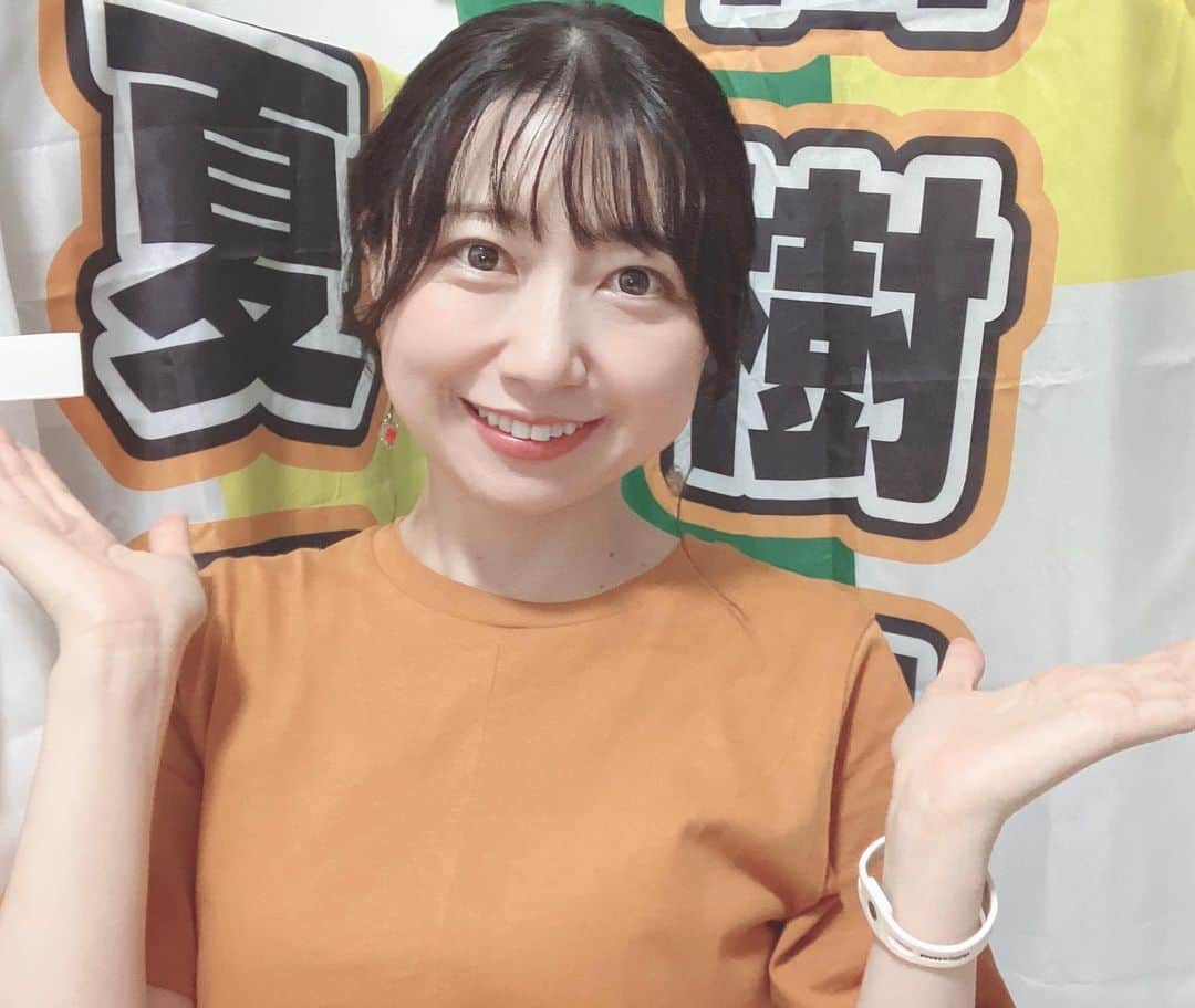 夏目樹里のインスタグラム：「今夜のSHOWROOM配信❣️ 来てくれてありがとうございました〜😆✌️  先日のとよたまちおとフェスで頂いたノボリを背景にしてみたら偶然、服の色とマッチしてました〜🧡  最近のライブやMCの思い出を色々… ジャ○ネットじゆりのコーナーも色々… 気づけば2時間近く、遅くまでお付き合いありがとう🥹  カラオケはお気に入りの「ぼくドラえもん」を歌いました〜(笑)((̵̵́ ̆͒͟˚̩̭ ̆͒)̵̵̀)⸝o̗🎤💕 #どら焼き食べたい」