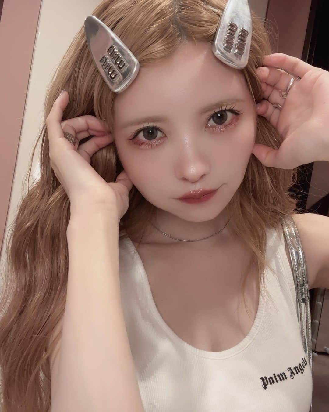 益若つばさのインスタグラム：「グレーカラコンつけた時の🩶(Newスワングレーはもう少しで発売かと…！) @bambi_angelcolor   あ！生誕祭お友達が遊びに来てくれることになったよ🐇☁️🤍 10/14の東京は佐藤ノア&斎藤みらい🤍 10/21の大阪はPOPモデルOGの舟山久美子&鈴木奈々です！🤍  なんか普段話さないようなことも沢山喋っちゃいそうな激アツメンバーです😂🤍豪華や。 嬉しいねぇ🥹🤍  1人でも応募してる方いるので年齢性別問わず気にせず遊びにきてね〜🌝 私のファン昔から本当に熱いしゆるいし優しいんで🐇💪🏻  ベビーカーでくる方も我々もサポートするので言ってくださいねー！(当日会場見るので、スムーズではなかったらごめんなさい…！みなさん困っている方いたらサポートお願いします🥹❤️‍🔥)  椅子もあるのでゆっくり楽しんでね☺️  チケットは絶賛抽選受付中なので、ストーリーのハイライトからどぞ🫶🏻  #makeup #生誕祭」