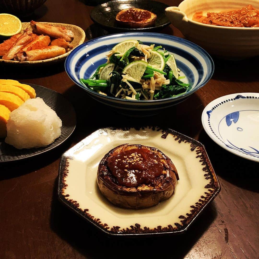 のインスタグラム：「鯛茶漬けの前におつまみを。 青唐辛子を刻んで自家製南蛮味噌を作ったのでじっくり焼いた賀茂茄子と田楽に。 ほうれん草はえのきでカサ増ししてだし浸しに。鶏手羽焼きとれんこんのきんぴら、だし巻き卵も。　繁忙期で最近サボりがちだったけれど、土曜日くらいはちゃんと作ろうかなと。  #家和食 #簡単おつまみ #賀茂茄子 #賀茂茄子田楽 #南蛮味噌」
