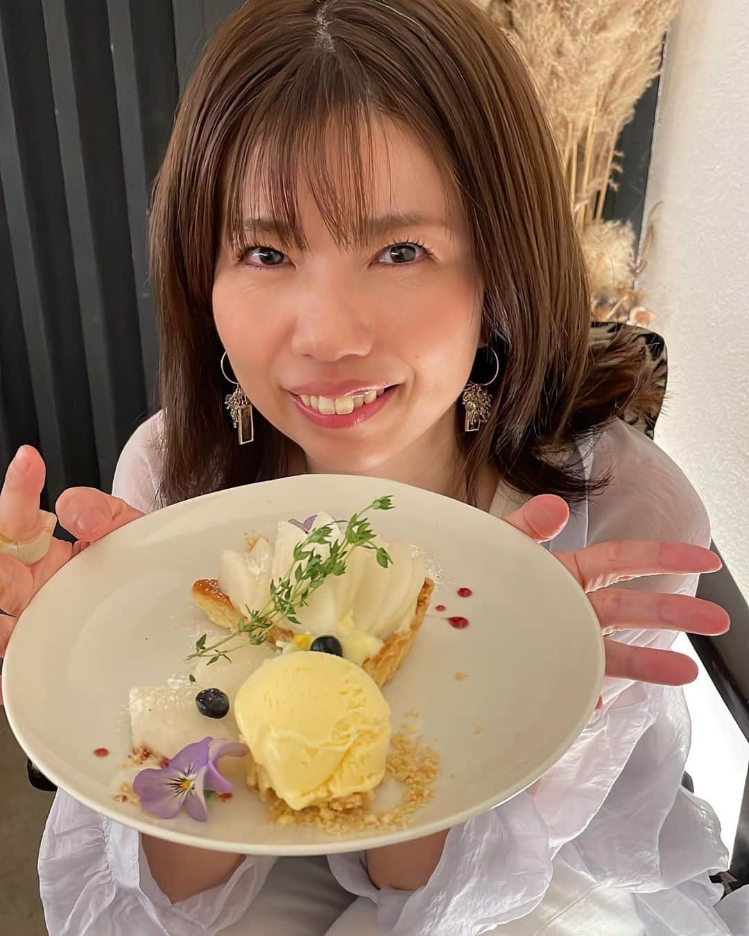 mamany704さんのインスタグラム写真 - (mamany704Instagram)「* * おいしいご飯食べたあとの夜カフェ🧁☕️ * * 味覚が全く戻ってない友と👯 味しーひんくせに一生悩んではるから、味しーひんのやったら少ないやつ(抹茶チーズケーキ)にしときって言ってるのにそれでもまだフレンチトーストが気になるとかどうとか言ってるし、はよしてって言ってたあの頃の写真🤗 と、ようやくきた私のチョコレートパフェ🫶 * * 〜パフェと私〜ってゆうタイトルで撮ってもらった写真🤗 それと、〜タルトと私〜で撮ってあげた写真🤳🏽 * * タルトかいっ！ * * #cafe#caocafe#kyotocafe#parfait#taart#coffee#coffeetime#sweets#カフェ#夜カフェ#京都カフェ#カオカフェ#パフェ#タルト」9月30日 22時18分 - mamany704