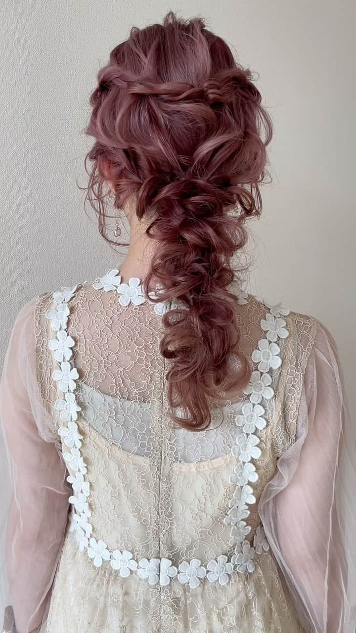 Tomoya Tamadaのインスタグラム：「girly編みおろしヘア💕💕 weddingでの出張ヘアメイク 前撮りヘアメイク、お呼ばれヘアセットのお問い合わせ、 プラン内容のご確認やご予約は @tama_hairmake プロフィールリンクのホームページから 受け付けておりますのでご連絡お待ちしております。  全国出張も受け付けておりますので ご予約以外でも、出張ヘアメイクのご相談、お見積もりなどもお気軽にお問い合わせくださいませ。  =-=-=-=-=-=-=-=-=-=-=-=-=-=-=-=-=-=-=-=-=-=-  【 鹿児島限定 前撮りプラン、フォトウェディング撮影 】  次回の開催予定は ⭕️2023年11月内の期間。 上記での日程の募集となります。 只今、期間限定の特別価格で前撮りプラン、 フォトウェディングのご予約お受けしております。  ご予約、プラン等の詳細のお問い合わせは @_lumiere_k の ホームページ又は、DMまでご連絡お待ちしております。  (※こちらのフォトプランは @_lumiere_k にご連絡後、 ご予約されたお客様限定のフォトプランとなりますので ご了承の程、宜しくお願い致します。)  ＿＿＿＿＿＿＿＿＿＿＿＿＿＿＿＿＿＿＿＿＿＿＿＿＿＿  【 現在、募集中のセミナー 】  ●10月3日(火曜日)  東京  ●10月30日(月曜日)  名古屋  ●10月31日(火曜日)  名古屋  ●11月7日(火曜日)  東京  ●11月20日(月曜日)  松山  ●11月21日(火曜日)  松山  当日の詳細、ご応募に関しましてはホームページの 「セミナー告知」に記載しておりますので ご応募お待ちしております。  ＿＿＿＿＿＿＿＿＿＿＿＿＿＿＿＿＿＿＿＿＿＿＿＿＿＿  開催告知しているセミナー以外でも 個人様、企業様へ向けた臨店講習も行なっております。 臨店講習のお問い合わせは、こちらから宜しくお願い致します。  LINE ID ➡️ @ntb4770x  雑誌、広告、web撮影などのご依頼もお気軽にお問い合わせ下さいませ。 ご依頼に関するお問い合わせは、ホームページの 「お問い合わせ」からご連絡お待ちしております。  #ウェディング#ブライダル#花嫁#結婚式#結婚式準備#前撮り#和装#和装前撮り#weddingphoto#ウェディングフォト#プレ花嫁#プレ花嫁さんと繋がりたい#プレ花嫁準備#2023夏婚#2023秋婚#2023冬婚#鹿児島花嫁#東京花嫁#ウェディングヘア#ブライダルヘア#ヘアアレンジ#ヘアメイク#花嫁ヘア#ウェディングドレス#weddinghair#bridalhair#新娘化妝#新娘秘書#新娘髮型#웨딩」