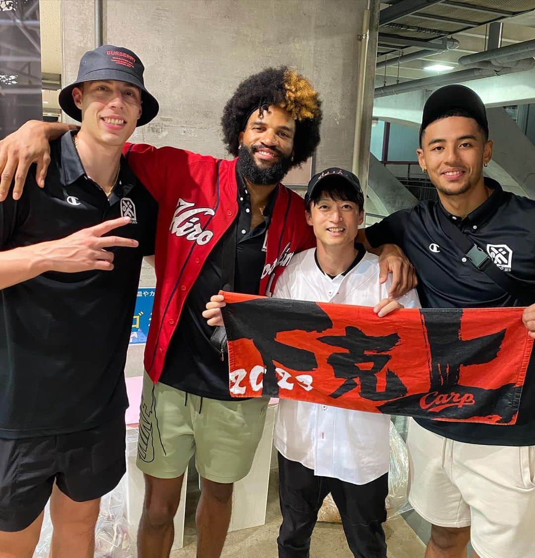 ゴッホ向井ブルーのインスタグラム：「カープ勝ったーーー！！！！！末包さん勝ち越しホームラン！矢野しゃんナイスプレー☺️  下克上じゃ！！！ ドラフラコラボデー🏀 メイヨ、エバ、マフィ吉、としくん、たくと。 みんなでか」