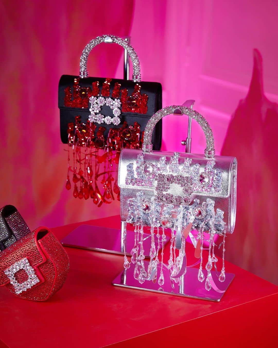 ロジェ・ヴィヴィエさんのインスタグラム写真 - (ロジェ・ヴィヴィエInstagram)「The Spring Summer 2024 collection presentation unveils a series of iconic styles against enchanting backdrops. Opulent chandeliers display precious satin pumps and organza evening bags. The Viv’ Choc bag appears in pastel and tie-dyed motifs, and new Viv’ Canard slingbacks are revealed among fluffy clouds. Colour-blocked Belle Vivier pumps float between waterlilies, while romantic evening bags and new I Love Vivier pumps sparkle with crystal embellishment.  #RogerVivierSS24 #RogerVivier #GherardoFelloni」9月30日 22時12分 - rogervivier