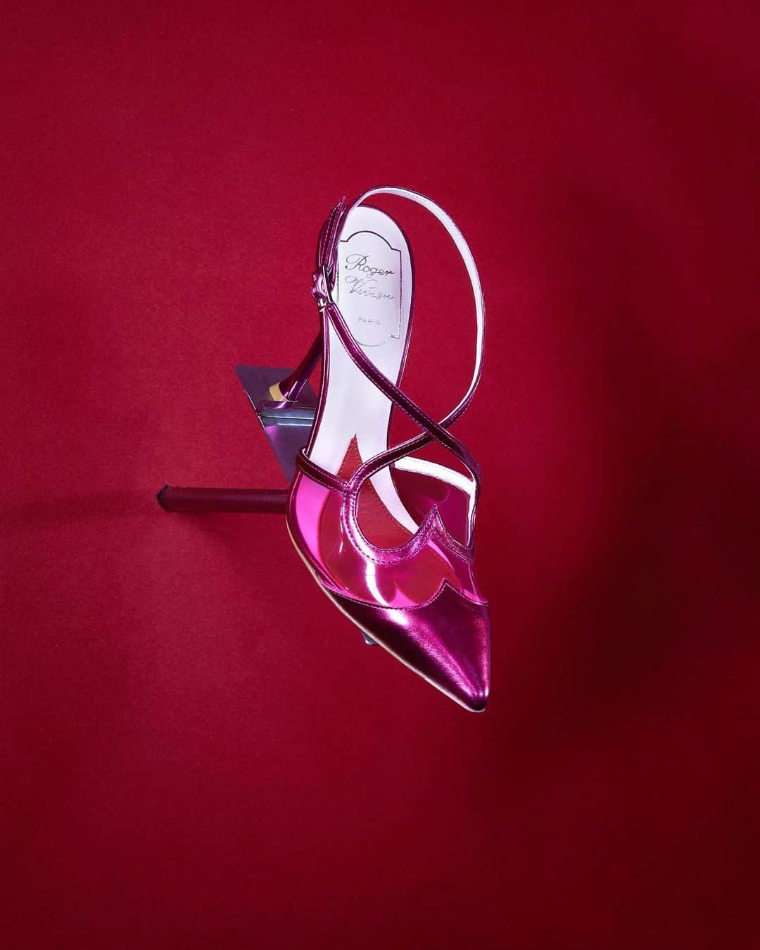 ロジェ・ヴィヴィエさんのインスタグラム写真 - (ロジェ・ヴィヴィエInstagram)「The Spring Summer 2024 collection presentation unveils a series of iconic styles against enchanting backdrops. Opulent chandeliers display precious satin pumps and organza evening bags. The Viv’ Choc bag appears in pastel and tie-dyed motifs, and new Viv’ Canard slingbacks are revealed among fluffy clouds. Colour-blocked Belle Vivier pumps float between waterlilies, while romantic evening bags and new I Love Vivier pumps sparkle with crystal embellishment.  #RogerVivierSS24 #RogerVivier #GherardoFelloni」9月30日 22時12分 - rogervivier