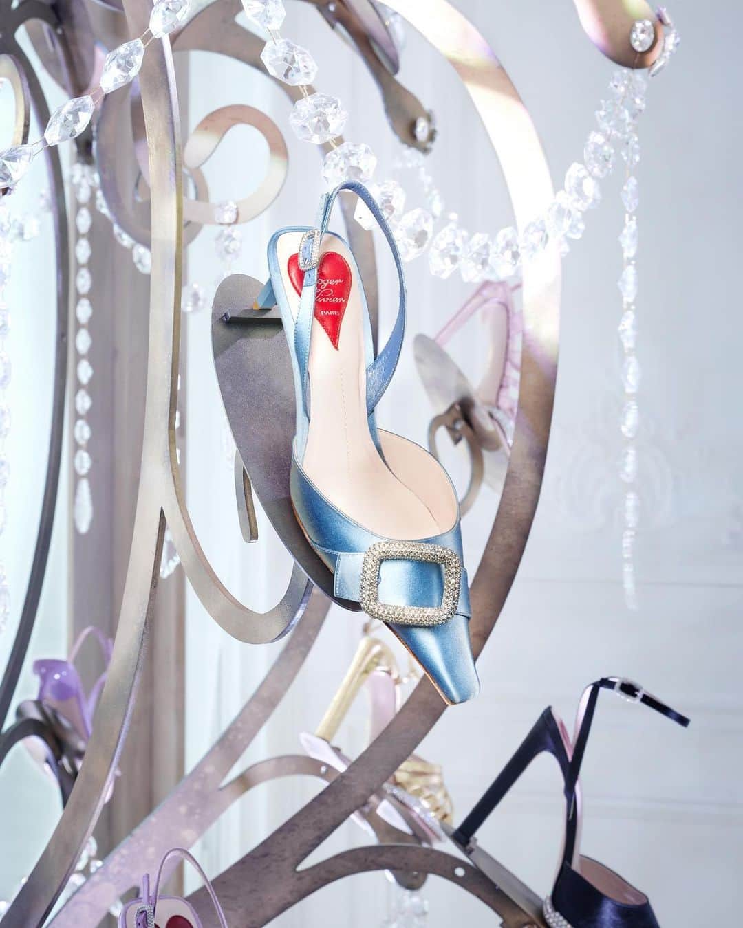 ロジェ・ヴィヴィエさんのインスタグラム写真 - (ロジェ・ヴィヴィエInstagram)「The Spring Summer 2024 collection presentation unveils a series of iconic styles against enchanting backdrops. Opulent chandeliers display precious satin pumps and organza evening bags. The Viv’ Choc bag appears in pastel and tie-dyed motifs, and new Viv’ Canard slingbacks are revealed among fluffy clouds. Colour-blocked Belle Vivier pumps float between waterlilies, while romantic evening bags and new I Love Vivier pumps sparkle with crystal embellishment.  #RogerVivierSS24 #RogerVivier #GherardoFelloni」9月30日 22時12分 - rogervivier