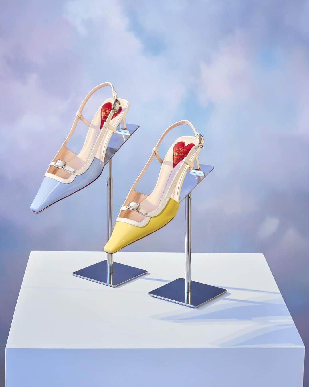 ロジェ・ヴィヴィエさんのインスタグラム写真 - (ロジェ・ヴィヴィエInstagram)「The Spring Summer 2024 collection presentation unveils a series of iconic styles against enchanting backdrops. Opulent chandeliers display precious satin pumps and organza evening bags. The Viv’ Choc bag appears in pastel and tie-dyed motifs, and new Viv’ Canard slingbacks are revealed among fluffy clouds. Colour-blocked Belle Vivier pumps float between waterlilies, while romantic evening bags and new I Love Vivier pumps sparkle with crystal embellishment.  #RogerVivierSS24 #RogerVivier #GherardoFelloni」9月30日 22時12分 - rogervivier