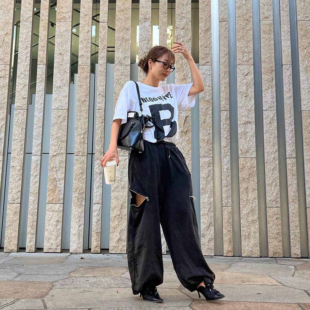 のインスタグラム：「. 最近、もあと たっくさん語ってる。  最近は私の方が 相談したり、、、 聞いてもらう機会も 増えました！😅  Tshirt @yelloshoes_official   pants @maisonspecial_women  ✖️ @zara   bag @maisonmargiela   shoes @yelloshoes_official」