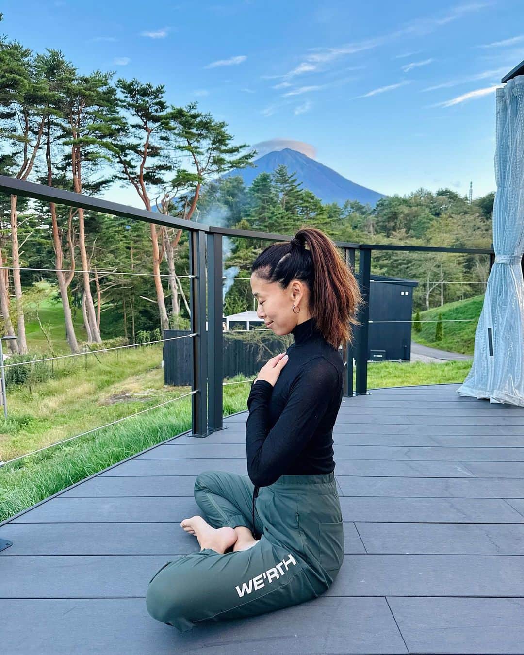 野沢和香のインスタグラム：「長い間ヨガ講師をさせてもらいながら瞑想があんなに苦手だった私🤣(多動症で苦行でしかなかった) そんな私が、瞑想が人生を豊かにしてくれるんだ♪🤩って楽しいものに変えてくれたのは間違いなく　@arisakubota の瞑想コース"マスターマインド"  人を伝えるからには自分が毎日同じ瞑想を決められた時間毎日必ずストイックに練習しなくちゃって　『◯◯〜ねばならない』っという思いこみを良い意味で、軽やかに変えてくれた彼女の瞑想コース。  毎日いろんな瞑想を紹介してくれて、 自分のライフスタイルやコンディションに合わせて瞑想を学べる。 瞑想が楽しみに変わった✨🙌  確かな知識と深い愛情でできているのに、いい意味でめちゃユルユル🤣そんなスタンスが彼女の人柄そのものみたいで、最高の人生の味方になってくれるオンラインコースです！  マスターマインドは年に数回しか販売がない貴重なコースなのだけど、明日10/1日曜日の朝なんとアリサさんの無料のウェビナーがあるよ❣️  瞑想に興味のある方、ざわつく心と上手に付き合いたいっなんて全てのかたにオススメですので、ぜひ参加してね🤍  ストーリーズにリンク貼っておきます🙋‍♀️  ではでは皆様アリサ瞑想で心穏やかな週末を🤍」