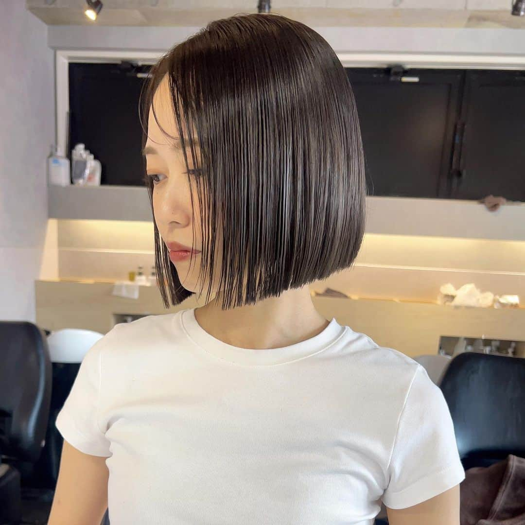 濱田杏奈のインスタグラム：「#hamada_hair ice gray / mini bob 🩶  伸びてきても可愛いタイトなボブ◎ うすうすで2way前髪も。👍🏻  _」