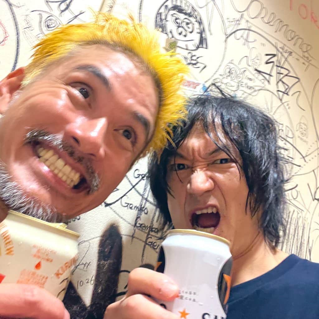 のインスタグラム：「スゲー楽しかった‼️ FLOW、MAGIC OF LiFE そしてスタッフの皆様ありがとう‼️  何より来て観てこの夜を共有してくれたファンのみんな  ありがとう🙏  Take と酒酌み交わしていい話してる🍺また会おうね🤘  次は仙台👍  #超アニソンパラダイス #代官山 #anime」