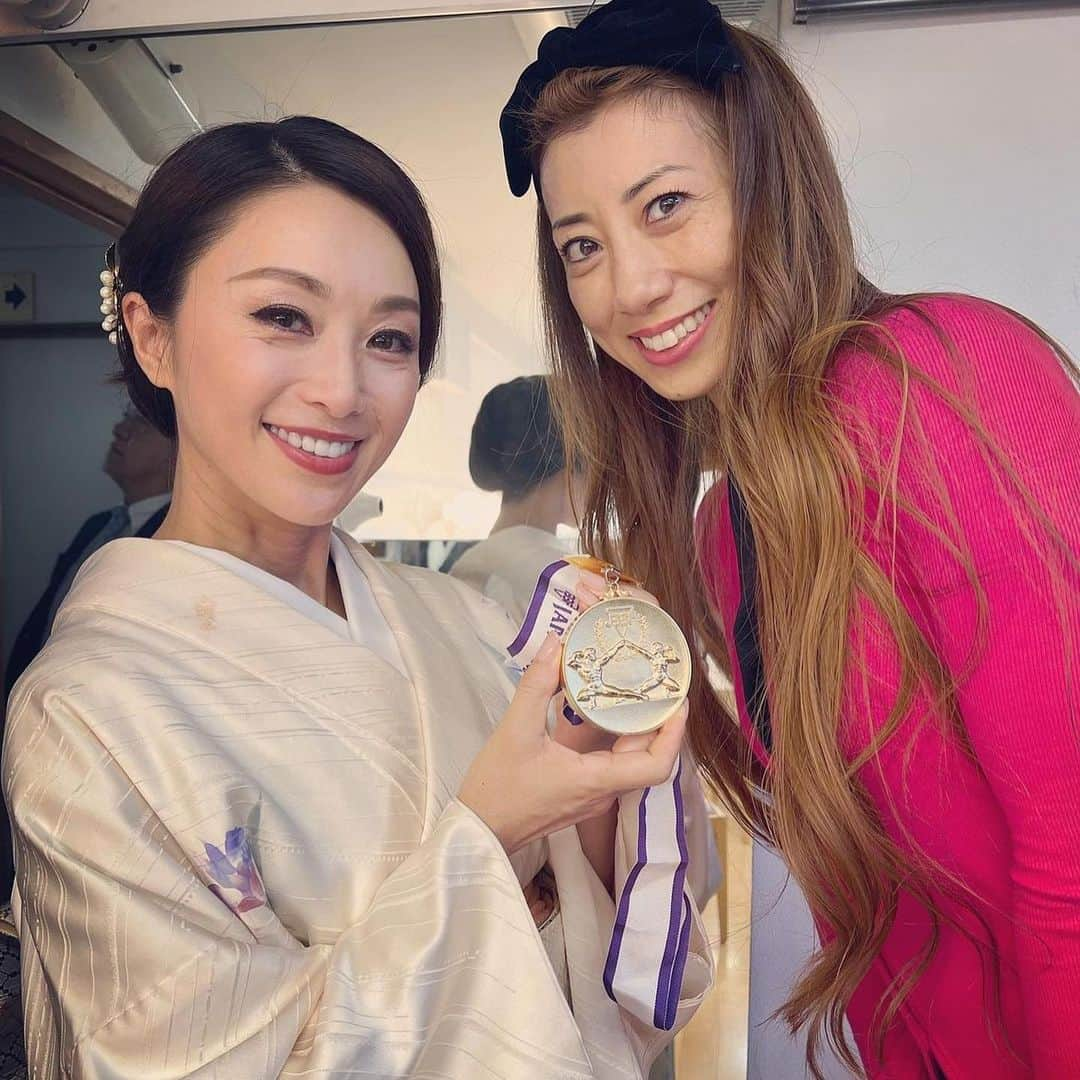 安井友梨のインスタグラム：「大好きな酒井法子さん❤️❤️ 金メダル🥇をご報告に✨✨  毎日有酸素運動する時に、 法子さんのラジオを聴いてます。  落ち込んだり、心が弱くなる日も いつもいつも心洗われて、、、、心に静けさが宿ります。 空を見上げてみようと思います。  骨折をし、色々失ったかと思いましたが、逆に多くの気づきがありました。怪我をしなければ分からなかったことばかりでした。  乗り越える強さも、 周りの方々のお優しさも、 暗闇を進み続けるから、 光を見つけられるのも、、、  色々な事を気づかせて下さいます ありがとうございます😭😭😭  @noriko_sakai_official  #ビキニフィットネス #ダイエット」