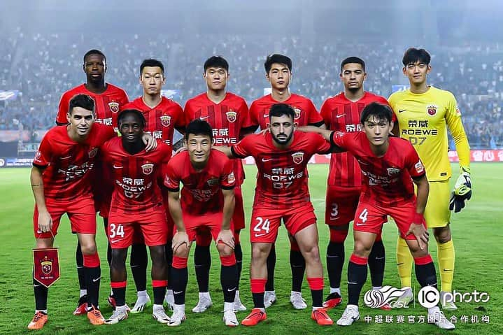 オスカルさんのインスタグラム写真 - (オスカルInstagram)「Only three more points. Let's keep fighting until the end 👊🏻⚽️ @shanghaiport」9月30日 22時16分 - oscar_emboaba